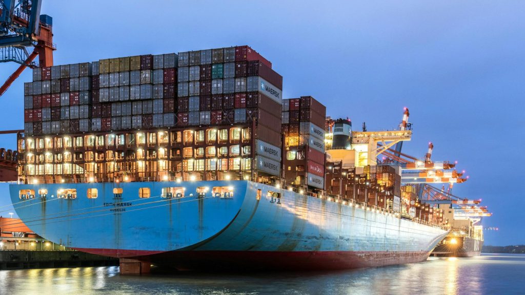 Ein riesiges Frachtschiff legte am Abend im Hamburger Hafen an und demonstrierte damit die globale Logistik.